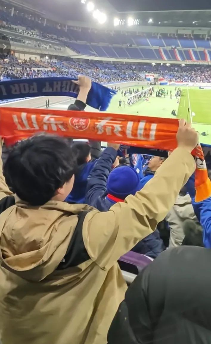 关于国米重伤倒地，申花全队围拢祈祷，场面感人的信息