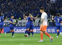 关于申花传射建功，波尔图新星横空出世，场边球探频频记笔记的信息
